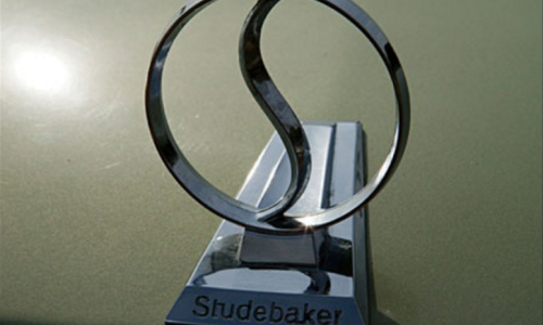 1966 Studebaker Daytona Sport Sedan 6 cylinder 3 badge.png