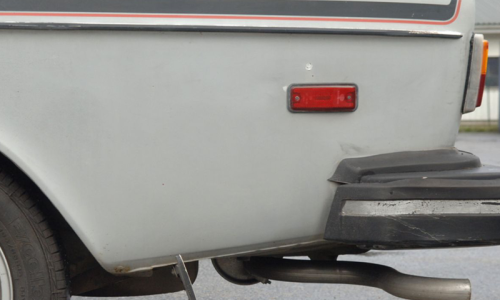 1978 Volvo 242 GT with rear mudguard quarter reflectors.png