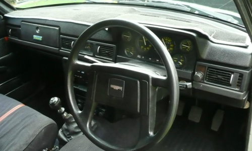1980 Australian dashboard Volvo 242 GT wheel and instruments.png