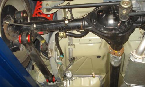 1997 EL Falcon GT rear suspension and differential (1).jpg