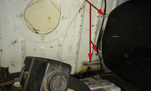 Australian Clubman GT breather hose tags in trunk RHS fuel tank.png