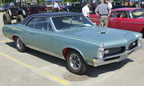 Black vinyl top 1967 Pontiac GTO.jpg