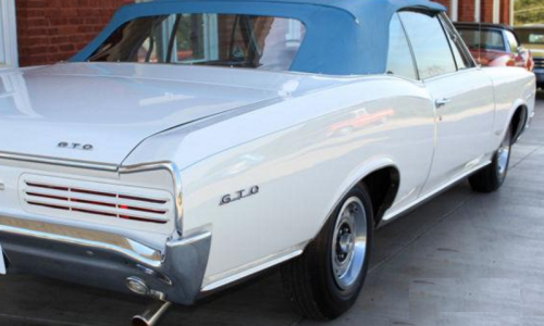 Blue top 1966 Pontiac GTO.png