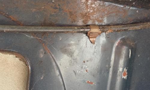 Clips used on early MK1 cars - fuel vapour lines r.jpg