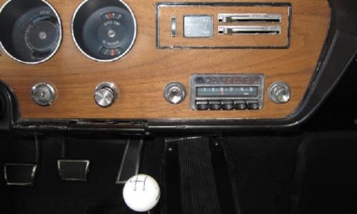 Factory radio and white gear shifter.jpg