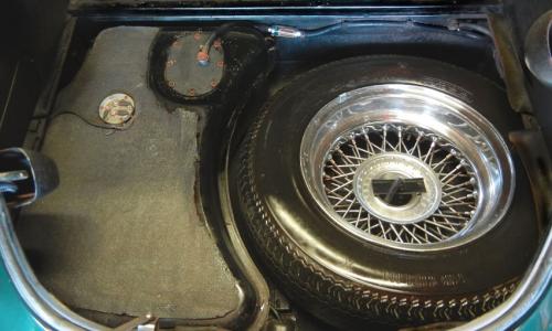 Jaguar XK-E E-type gas tank and spare wheel.jpg