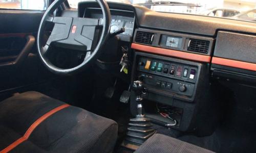 LHD Volvo 242 GT dashboard images.jpg