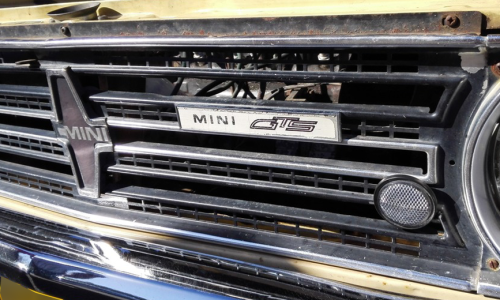 Leyland Mini GTS front grille late type with GTS badge.png