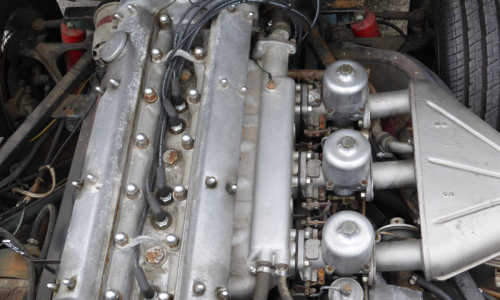 Non US E-type engine with triple SUs.png