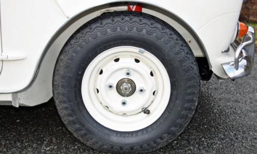 Old English White MK1 1071cc Cooper S 2.jpg