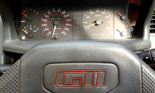 Peugeot 205 GTI Phase 1.5 steering wheel instruments dash.png