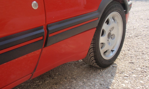 Peugeot 205 GTi side mouldings.png