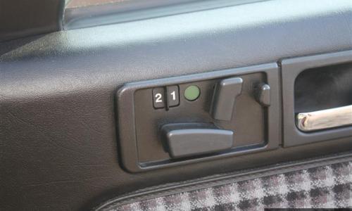 Seat adjustment electric.jpg