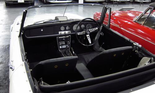 Seats with no headrest and RHD.jpg