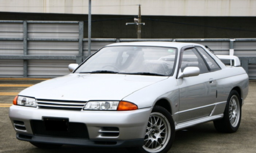 Silver Nissan GTR R32 V-Spec II.png