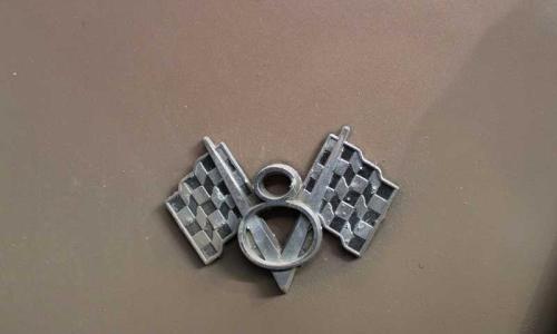 Studebaker Daytona 1964 chequered flags V8 badge.JPG