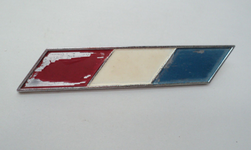 Studebaker Daytona 1965 front fender side badge red white blue.png