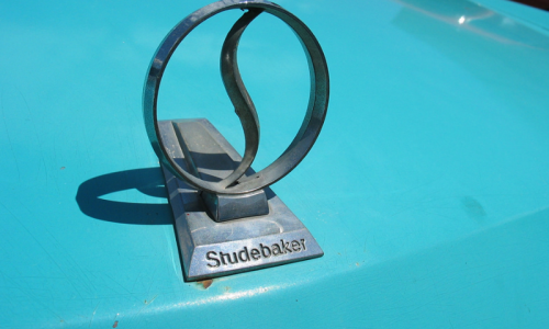 Studebaker hood emblem.png