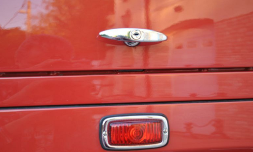Volkswagen Deluxe Microbus central rear brake light.png