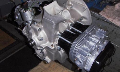 Volkswagen Deluxe Microbus engine compartment block features (5).jpg