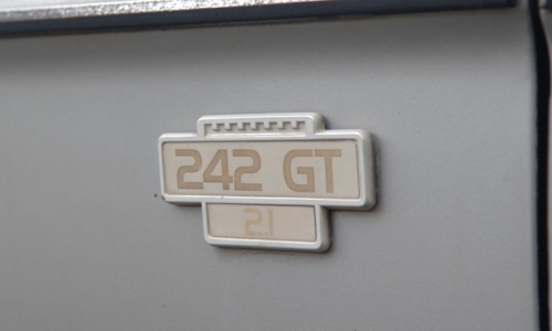 Volvo 242 GT 2.1 badge front fender mudguard badge.png