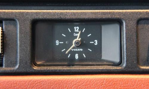 Volvo 242 GT dashboard clock.jpg