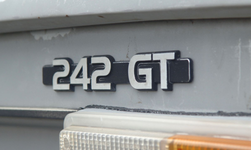 Volvo 242 GT early trunk badge rear badge.png