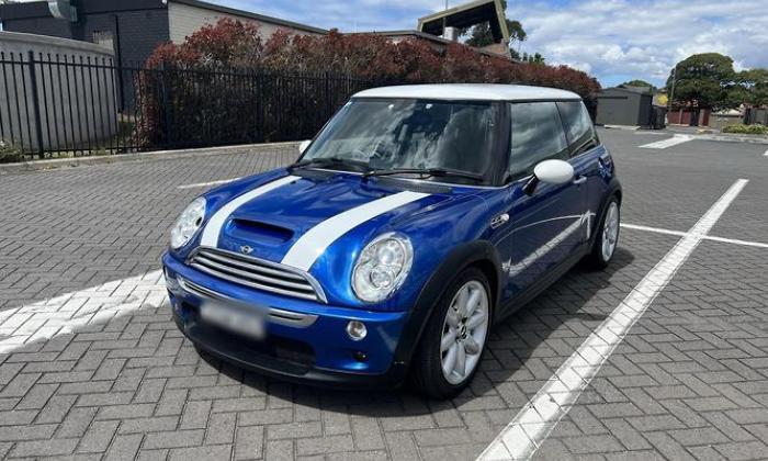 Dark blue R53 Mini Cooper S 2006 facelift (1).jpg