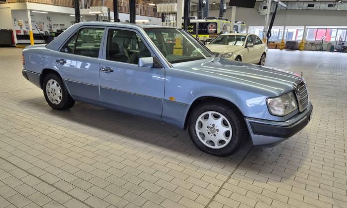 Mercedes 320E W124 sedan Australia Blue (1).jpg