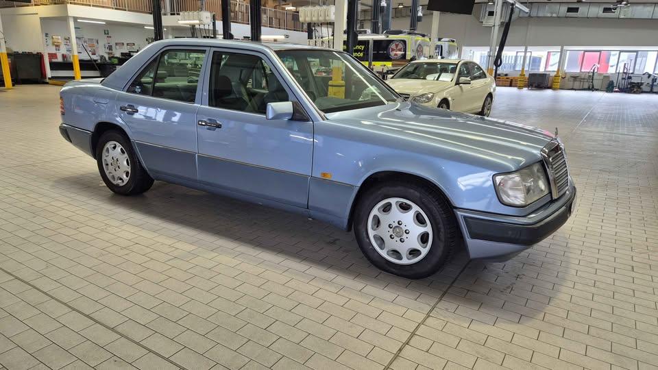 Mercedes 320E W124 sedan Australia Blue (1).jpg