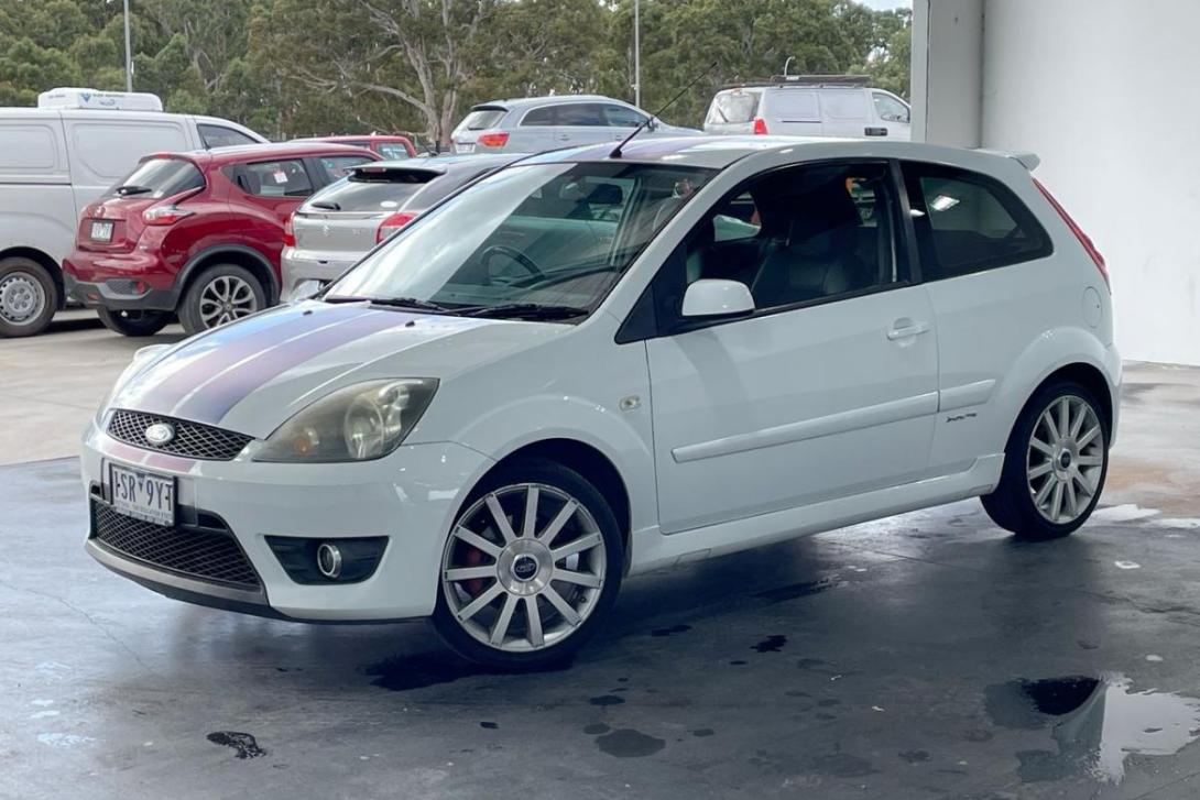 White Fiesta XR4 with Blue stripes Australia (1).jpg